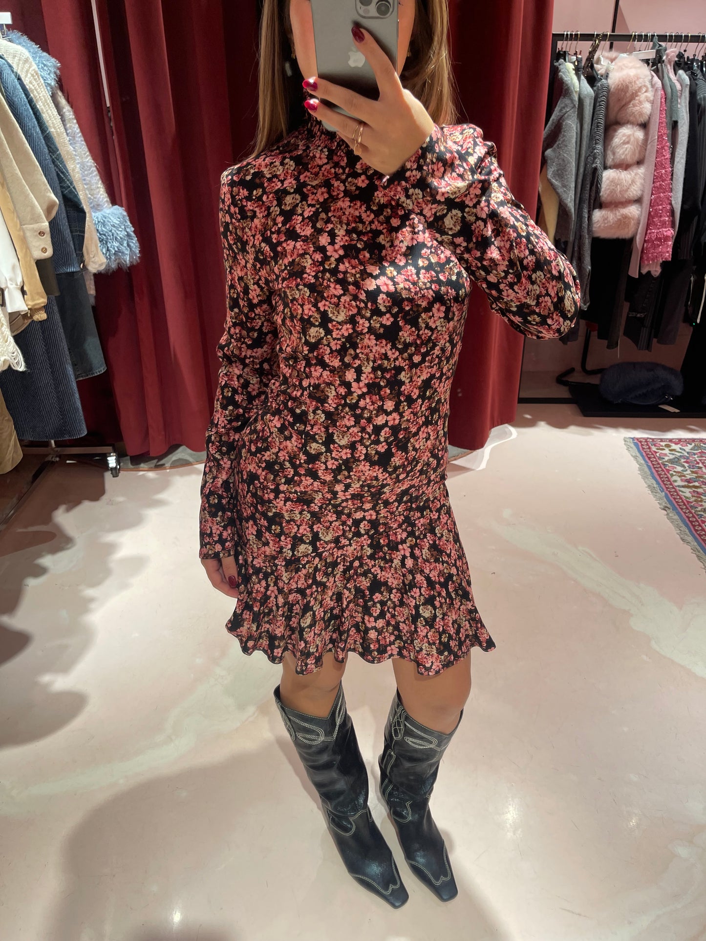 Astrid - Abito Corto Collo Dolcevita • Romance Nero Mar de Margaritas