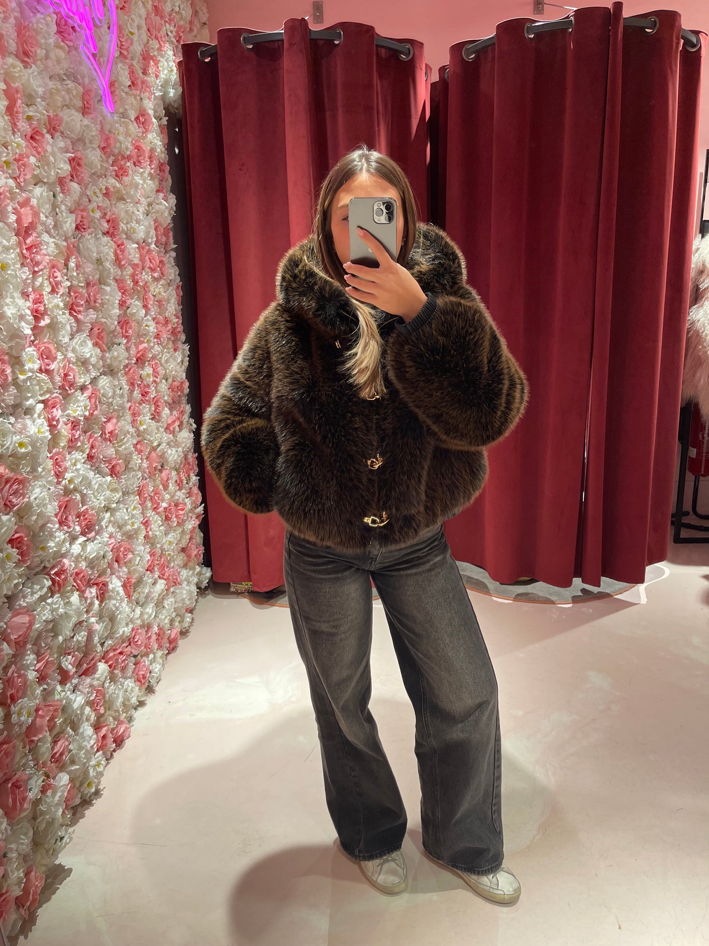 Eco pelliccia fibbie e cappuccio cioccolato/nero Uc