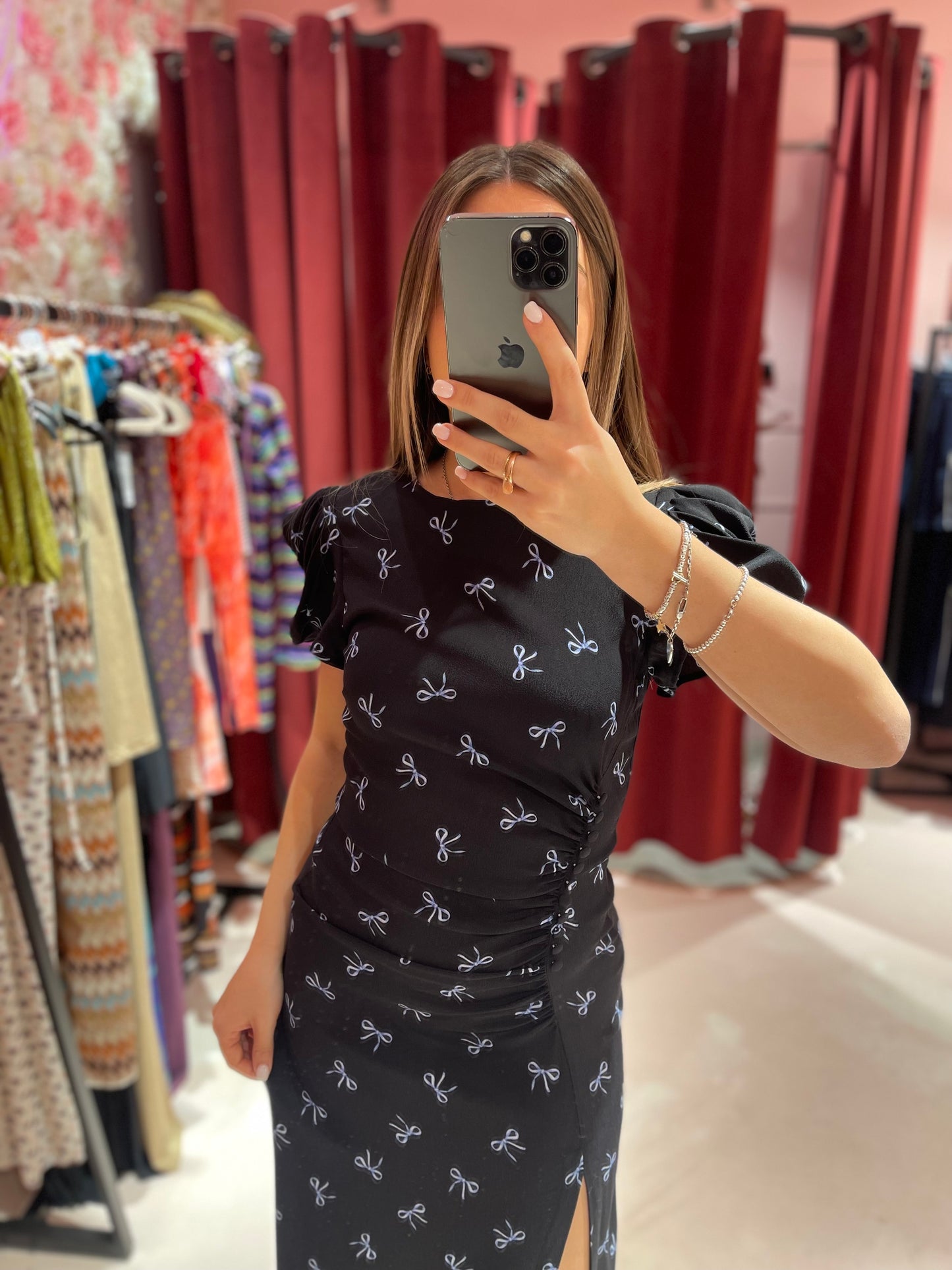 Kristel - Abito Midi Con Drappeggio E Bottoncini In Crepe Con Spacco Laterale • Fiocco Nero Mar de Margaritas