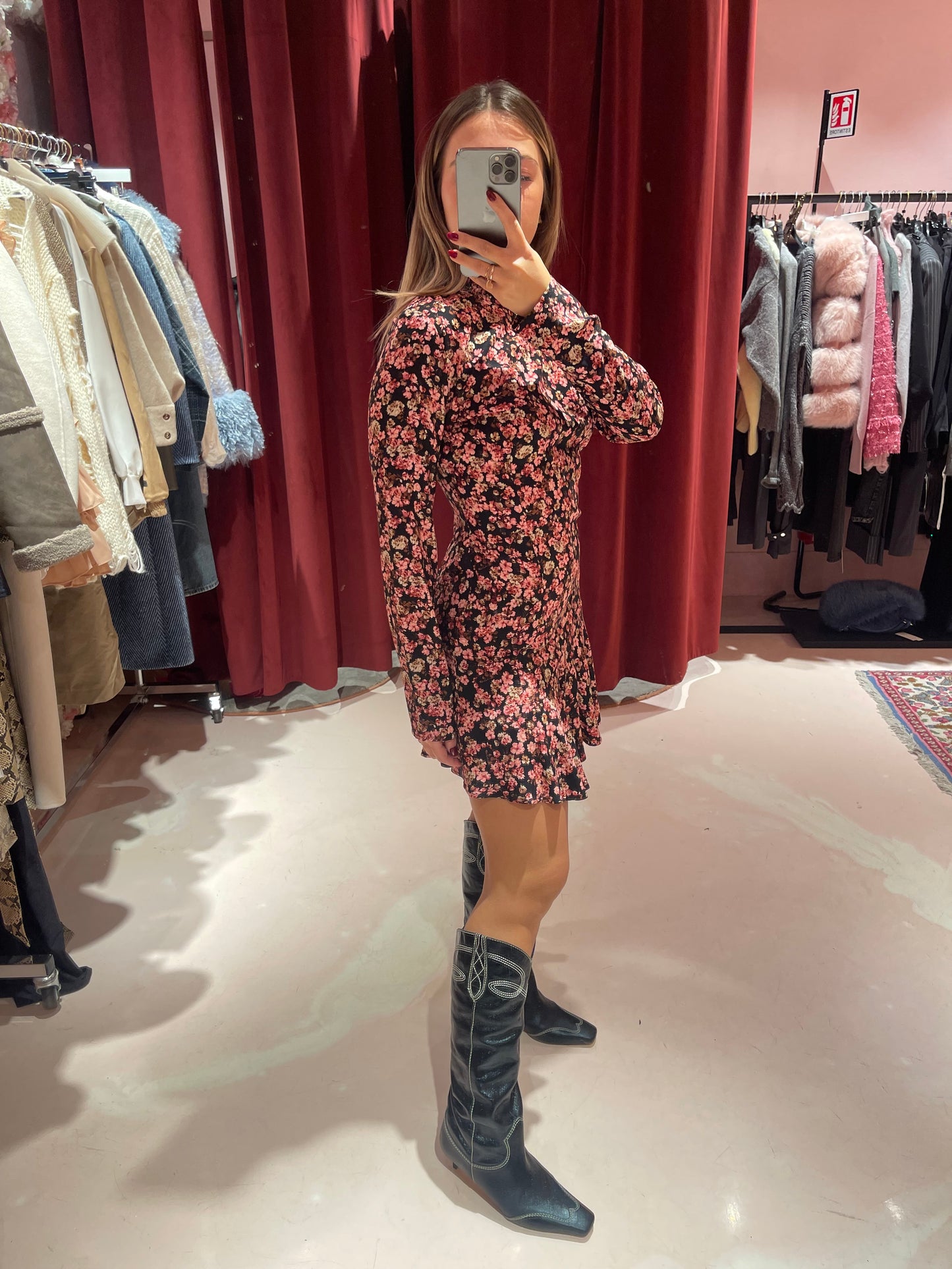 Astrid - Abito Corto Collo Dolcevita • Romance Nero Mar de Margaritas