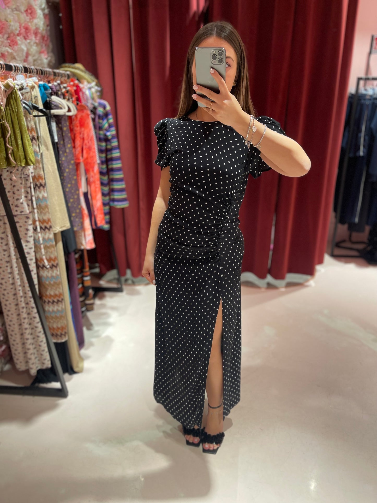 Kristel - Abito Midi Con Drappeggio E Bottoncini In Crepe Con Spacco Laterale • Petitpois Nero Mar de Margaritas