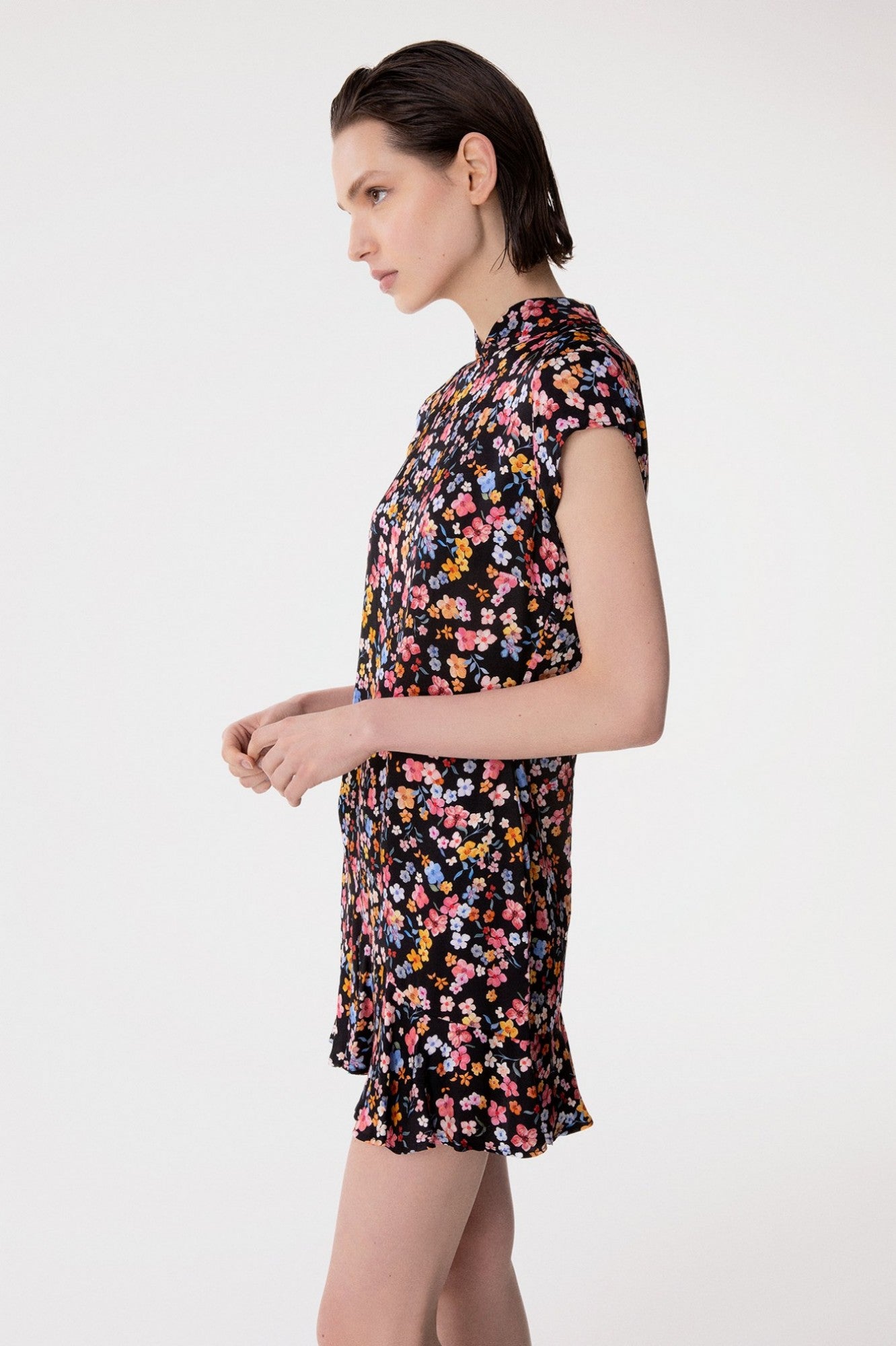 Swami - Abito Corto Mezza Manica, Collo Alla Coreana Con Volant Sul Fondo • Bouquet Nero Mar de Margaritas