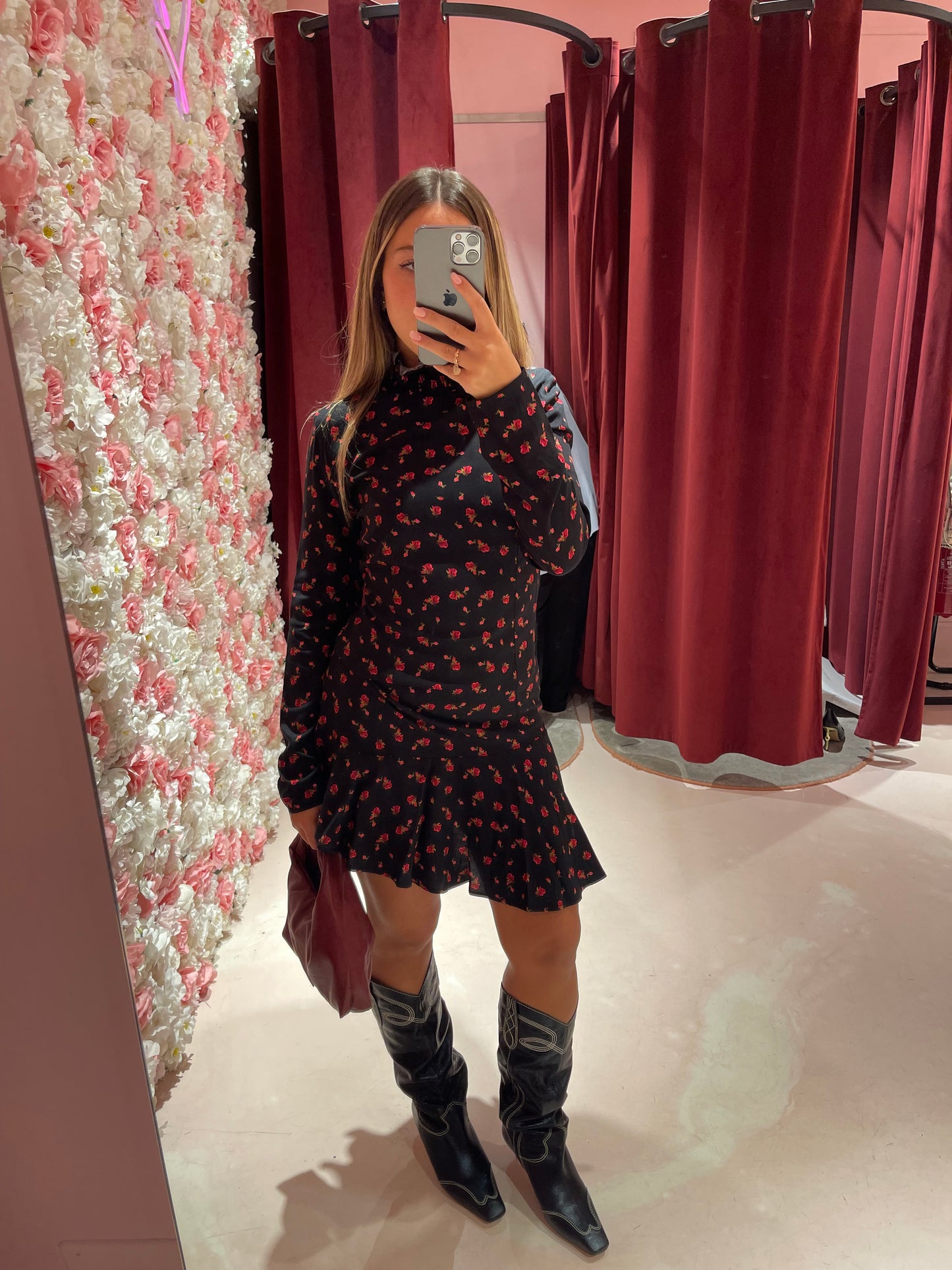 Astrid - Abito Corto Collo Dolcevita • Burgeon Nero Mar de Margaritas