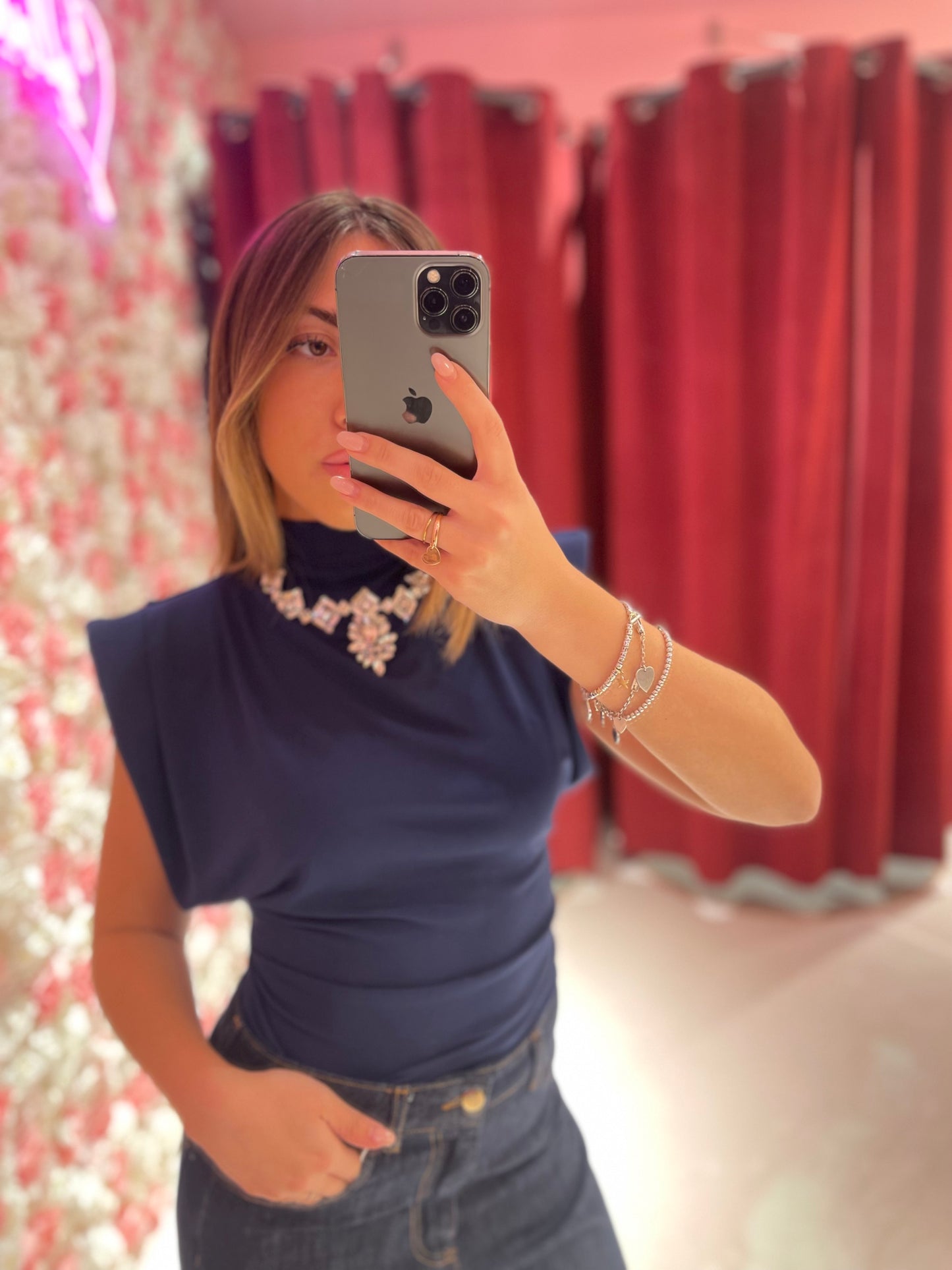 TOP CON SPALLE IMBOTTITE E RICAMO GIOIELLO ODI ET AMO