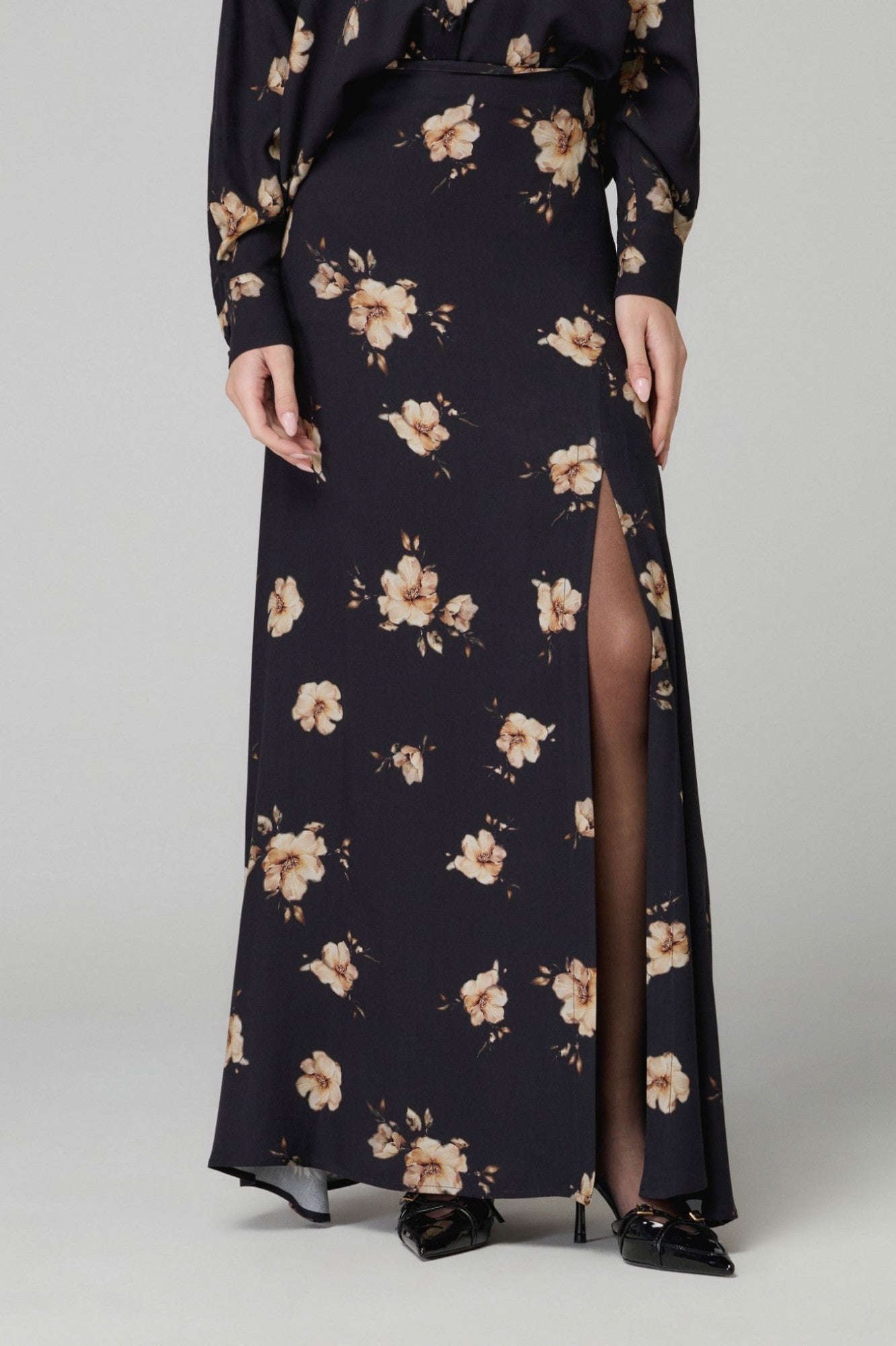 Anita - Gonna Lunga Svasata • Gardenia Nero Mar de Margaritas