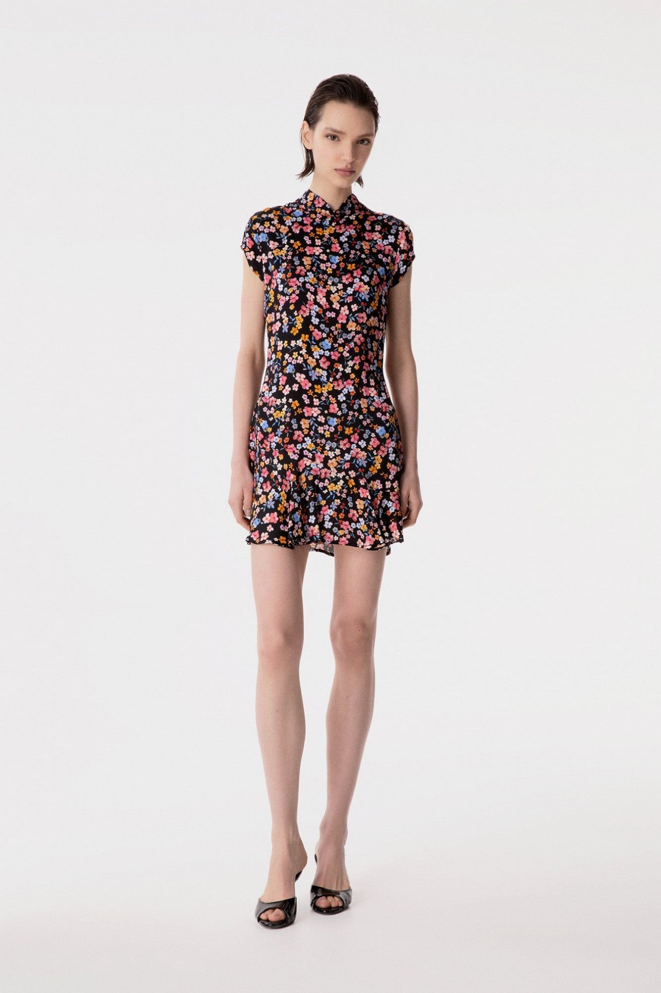 Swami - Abito Corto Mezza Manica, Collo Alla Coreana Con Volant Sul Fondo • Bouquet Nero Mar de Margaritas