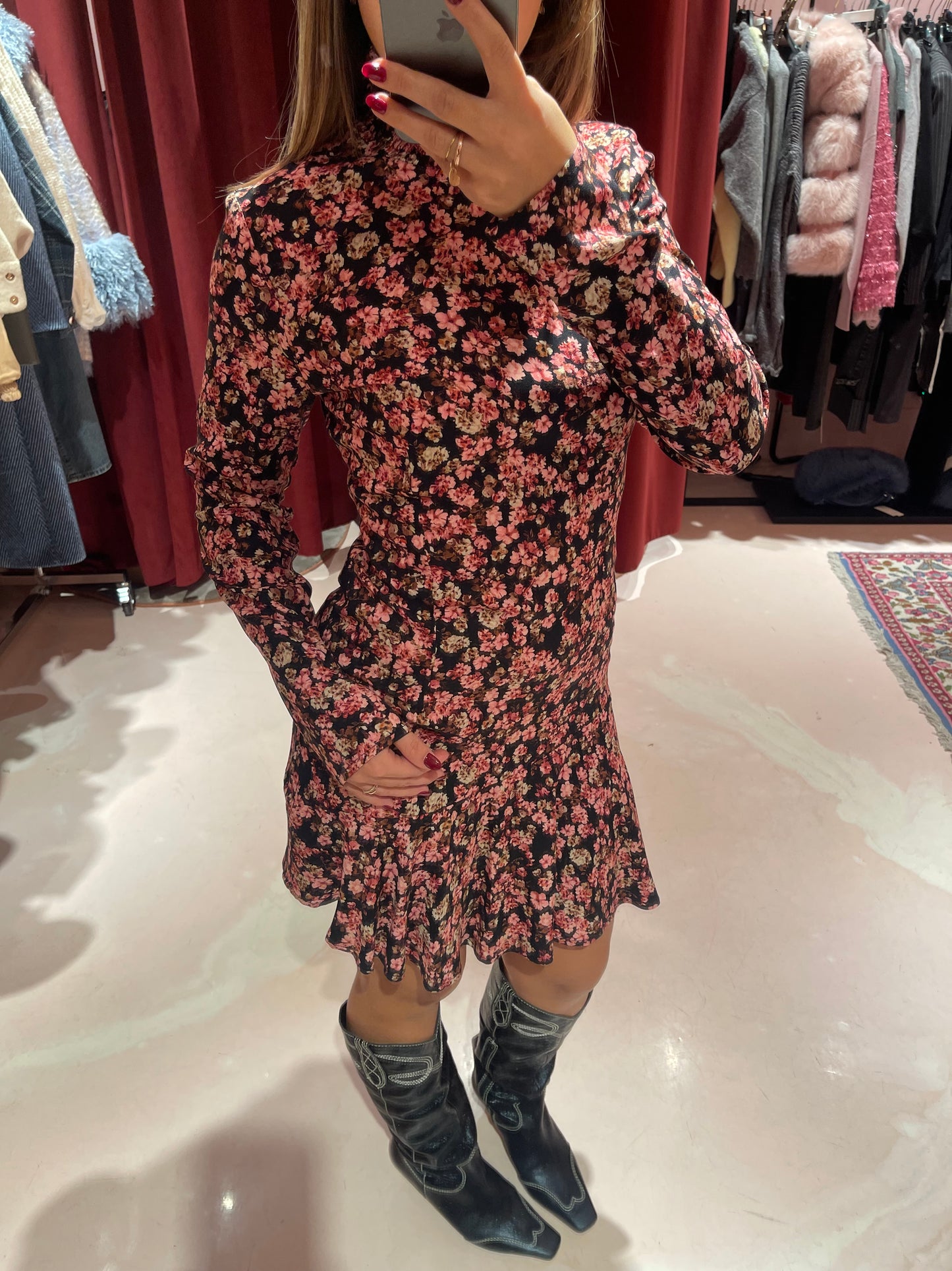 Astrid - Abito Corto Collo Dolcevita • Romance Nero Mar de Margaritas