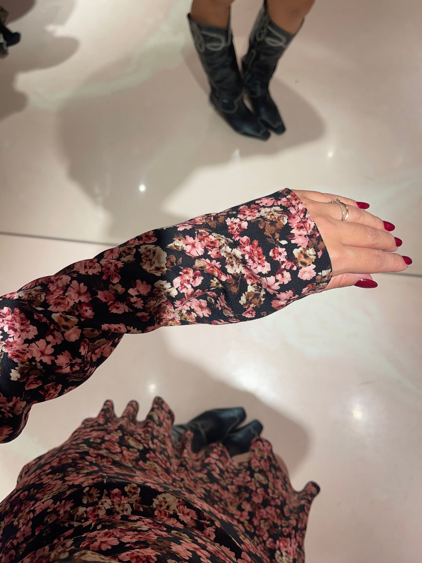 Astrid - Abito Corto Collo Dolcevita • Romance Nero Mar de Margaritas