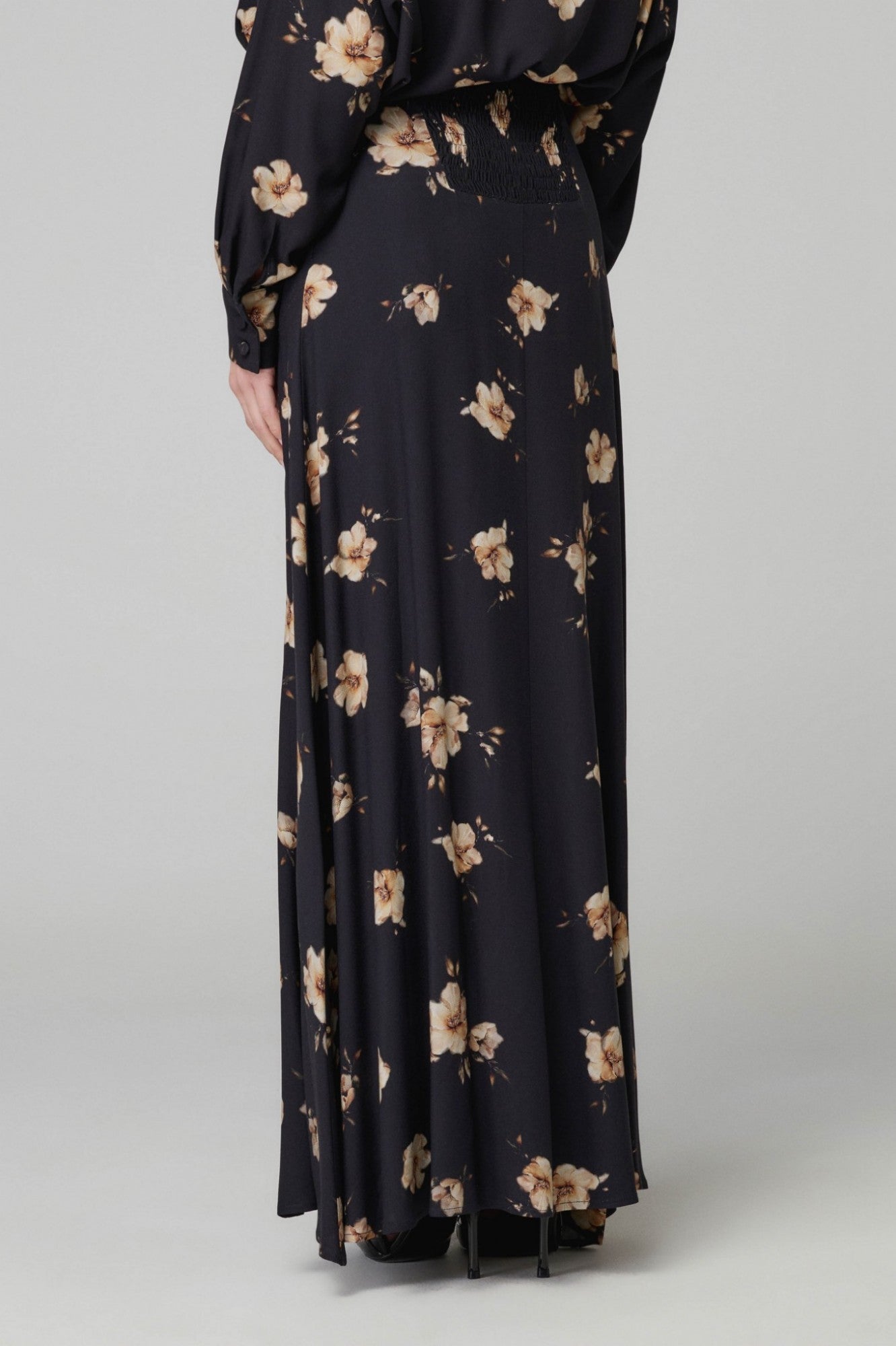 Anita - Gonna Lunga Svasata • Gardenia Nero Mar de Margaritas