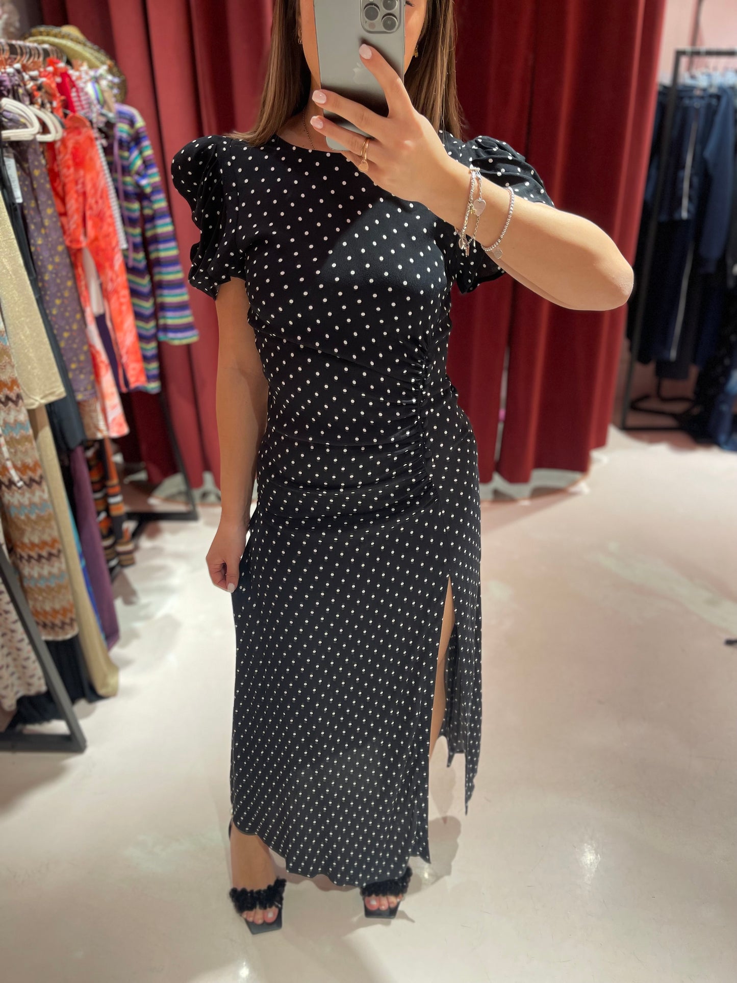 Kristel - Abito Midi Con Drappeggio E Bottoncini In Crepe Con Spacco Laterale • Petitpois Nero Mar de Margaritas