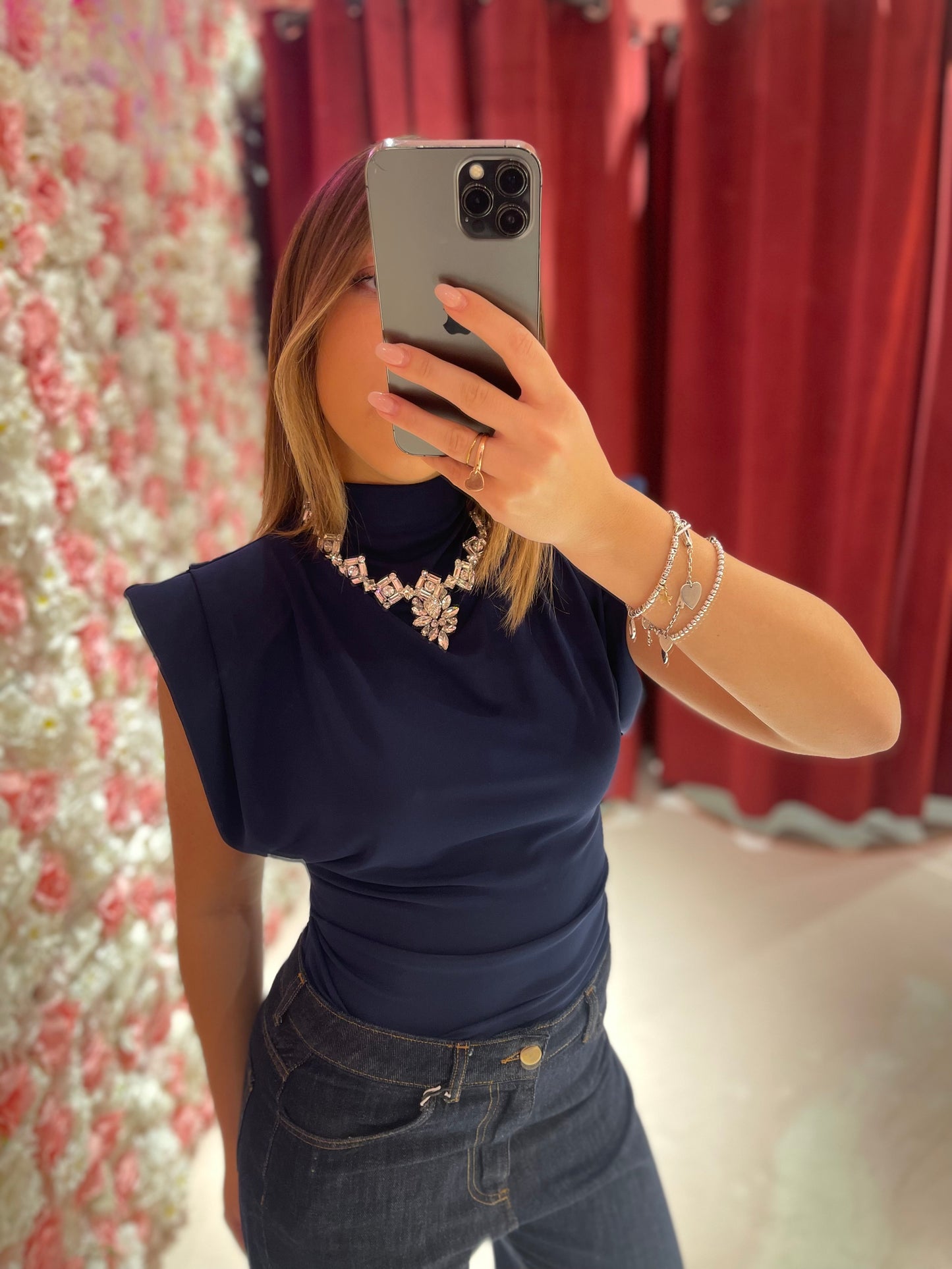 TOP CON SPALLE IMBOTTITE E RICAMO GIOIELLO ODI ET AMO