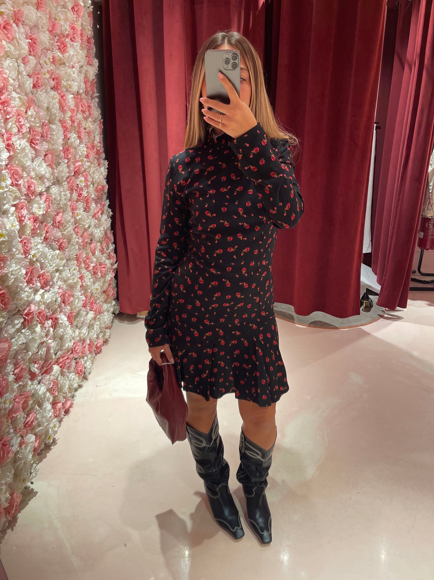 Astrid - Abito Corto Collo Dolcevita • Burgeon Nero Mar de Margaritas