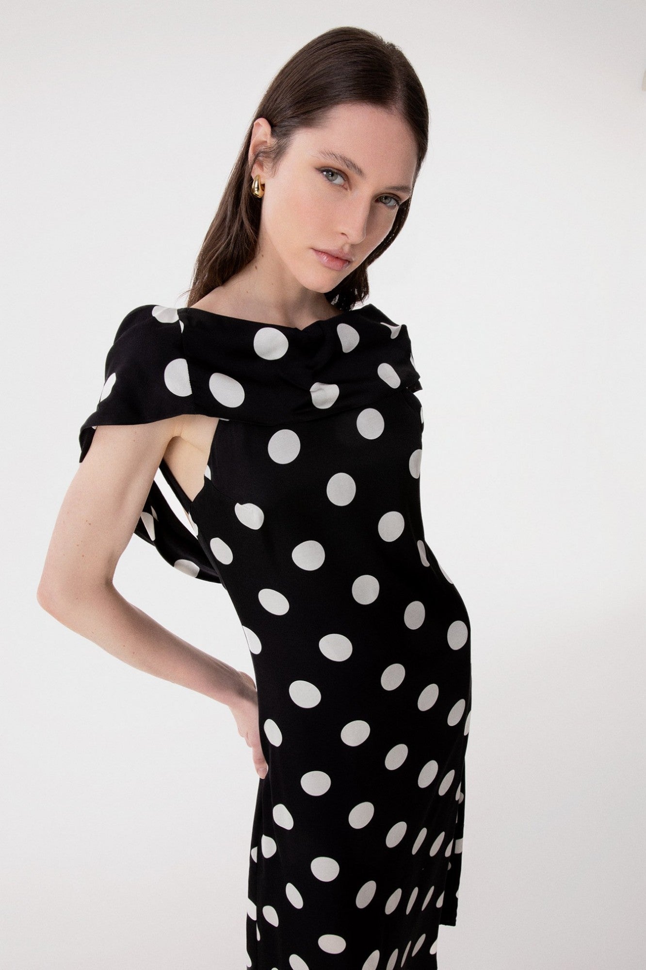 Vera- Abito Midi Con Scollatura Dietro • Pois Grande Nero Mar de Margaritas