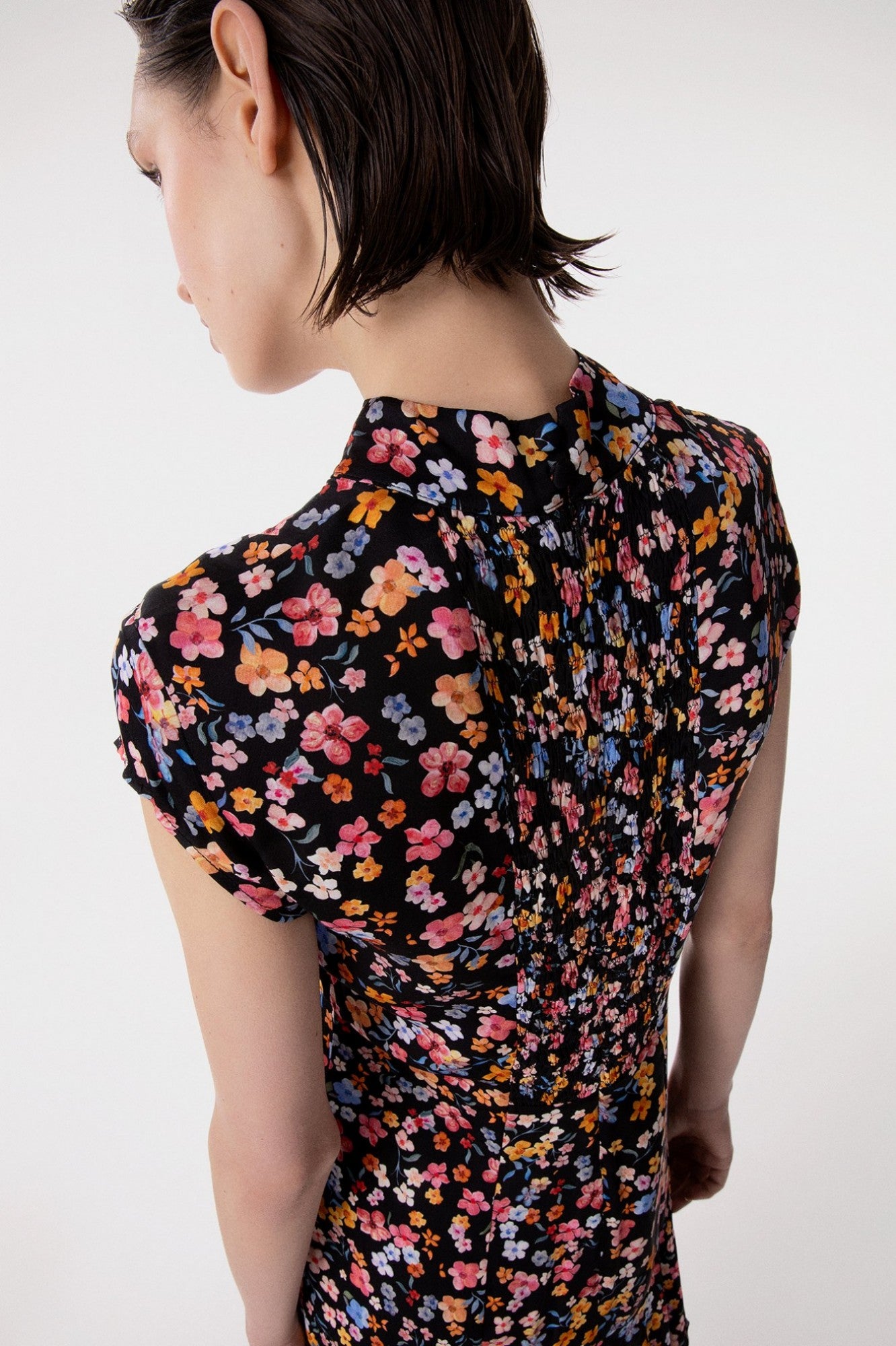 Swami - Abito Corto Mezza Manica, Collo Alla Coreana Con Volant Sul Fondo • Bouquet Nero Mar de Margaritas