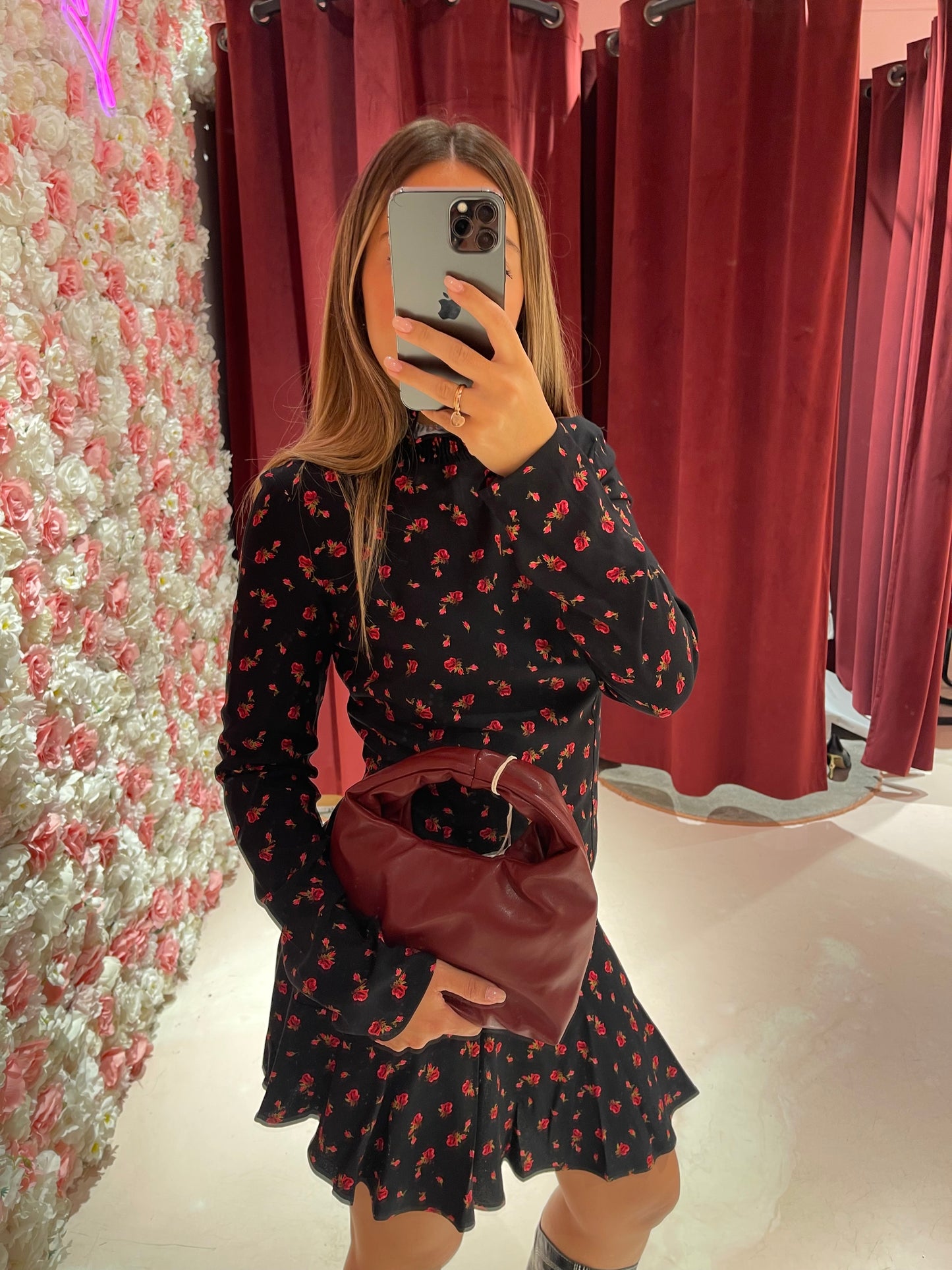 Astrid - Abito Corto Collo Dolcevita • Burgeon Nero Mar de Margaritas