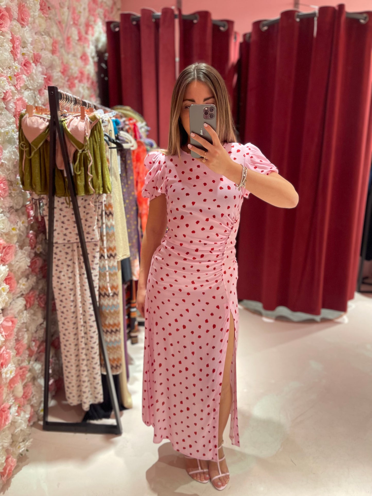 Kristel - Abito Midi Con Drappeggio E Bottoncini In Crepe Con Spacco Laterale • Rose Rosa Mar de Margaritas