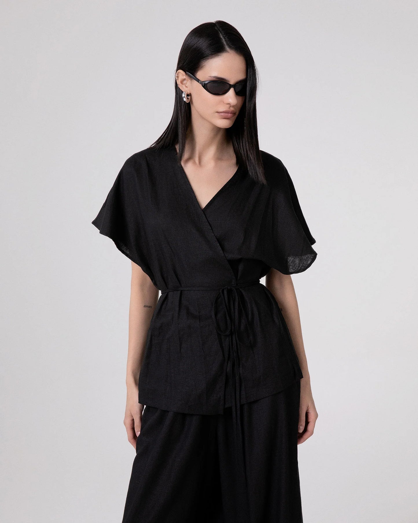 Camicia in lino smanicata con cintura in vita Hinnominate