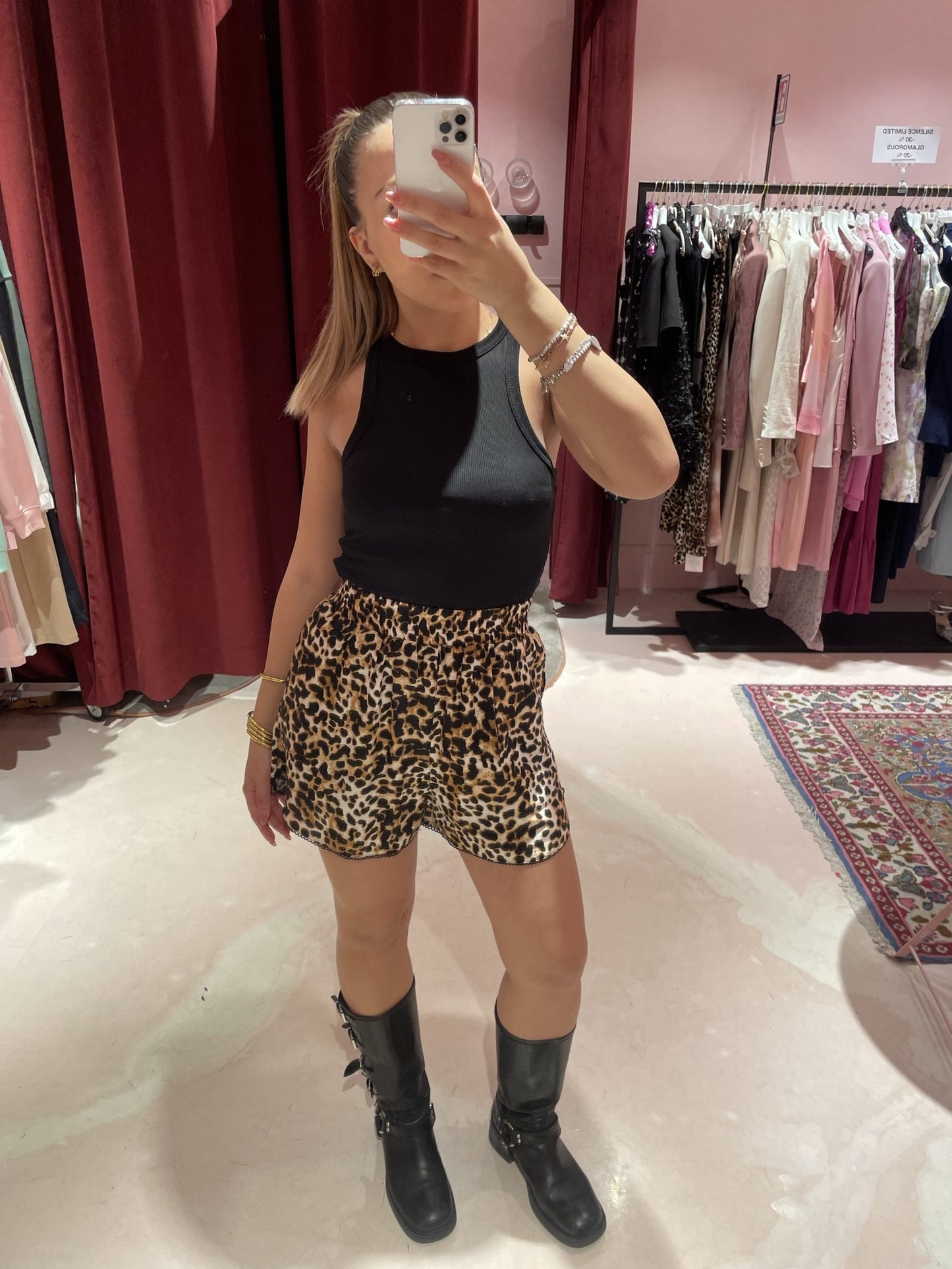 SHORTS CON ELASTICO IN VITA LEO