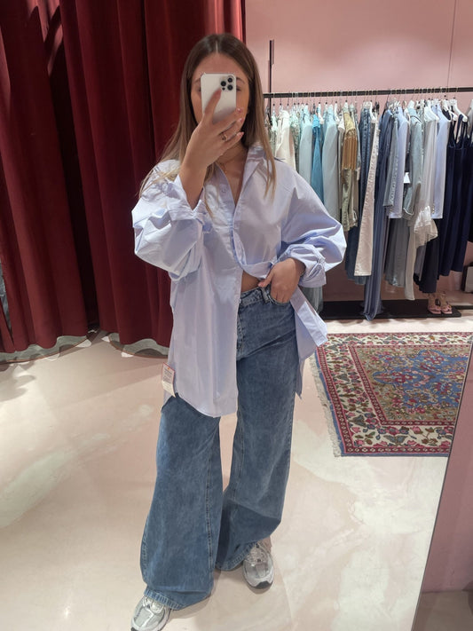 Camicia azzurra con apertura schiena