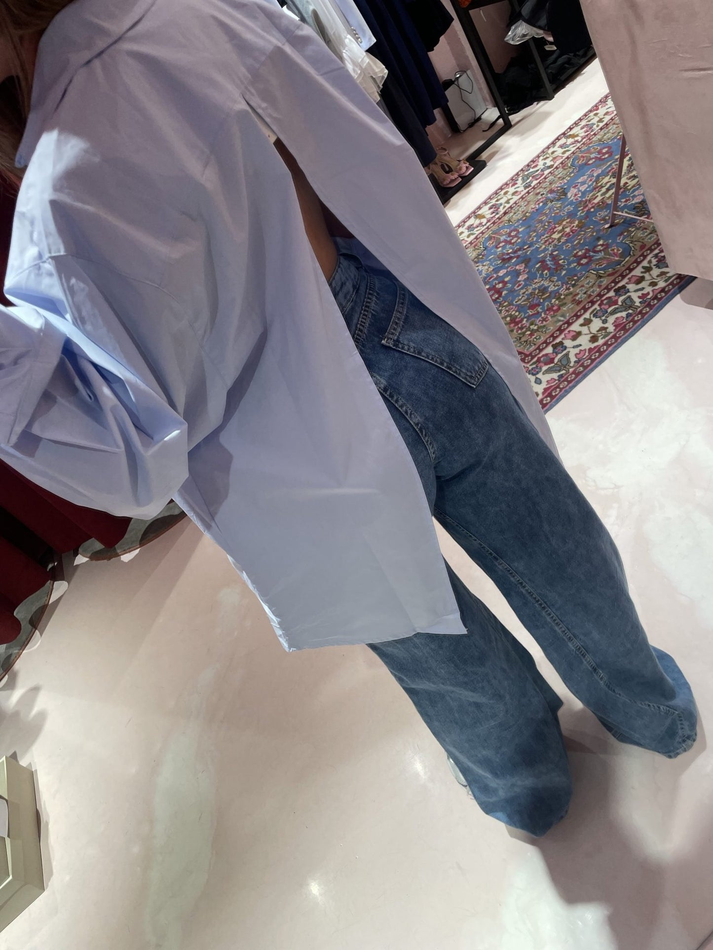 Camicia azzurra con apertura schiena