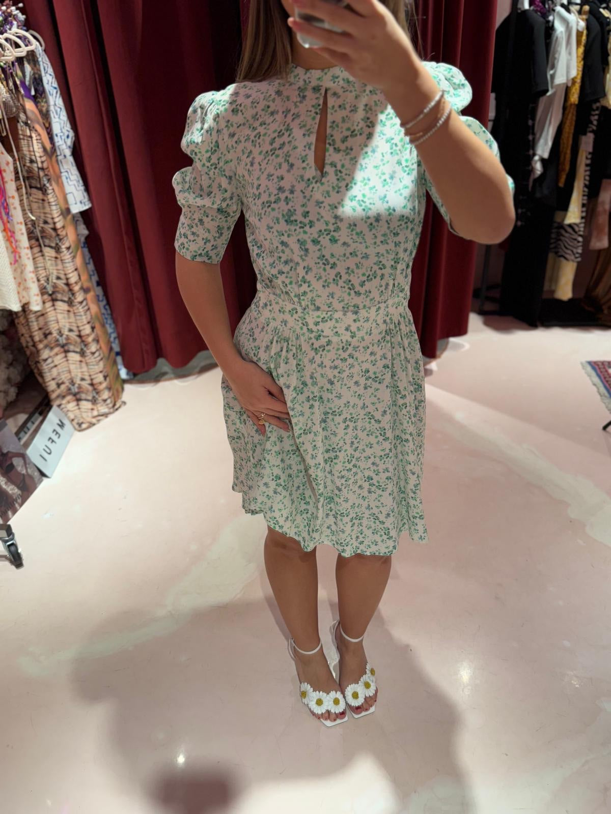 Kimberly – abito corto con fondo svasato • Nizza creme Mar de Margaritas