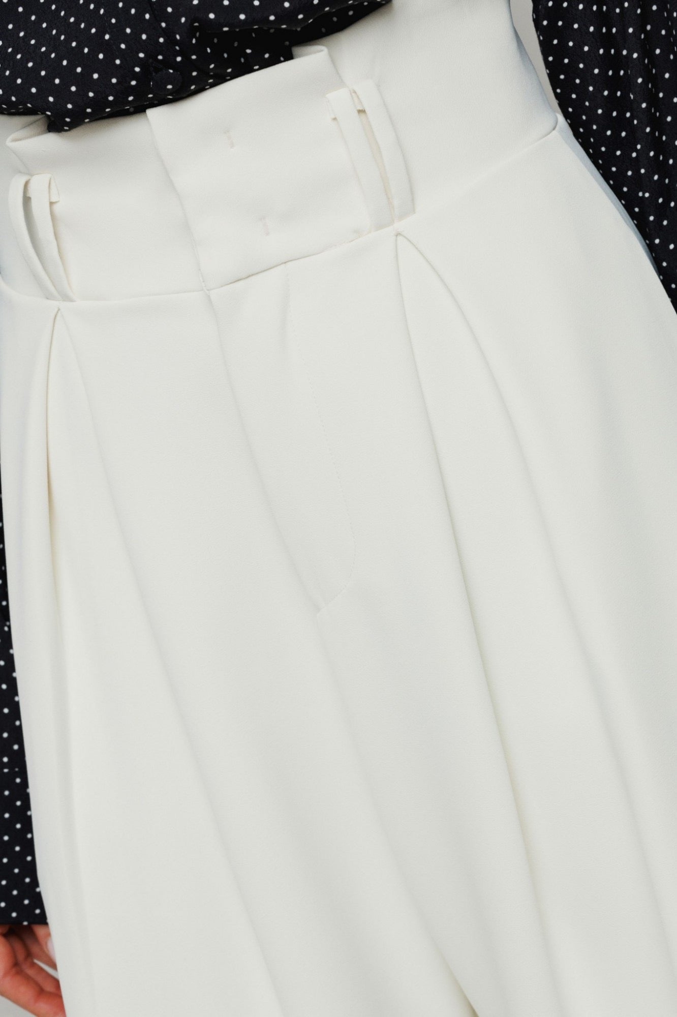 Pantalone a vita alta con pences • Off white Mar de Margaritas