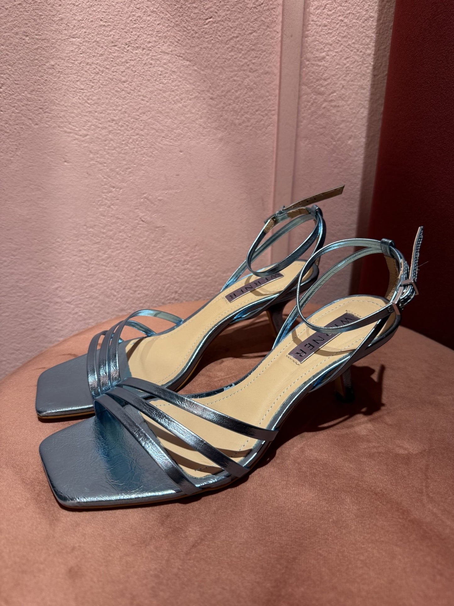 Sandalo azzurro laminato