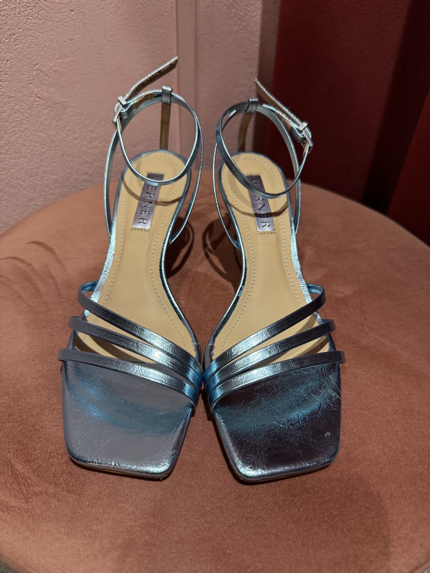 Sandalo azzurro laminato